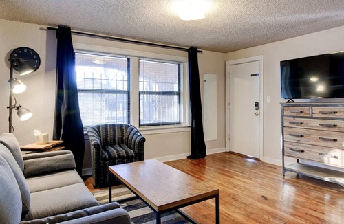 South Hyde Park Apartment | Vintage MW 1BR With Full Kitchen by Zencity