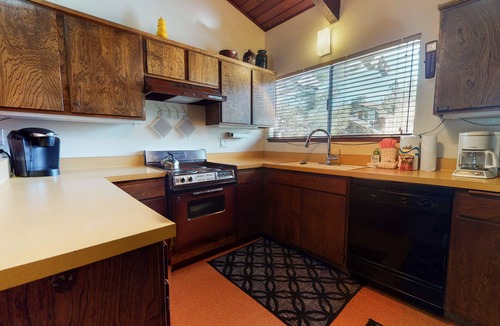 Mammoth Lakes Condo | Vintage & Spacious Cabin Get-a-way! Near The Village & Pool On-Site