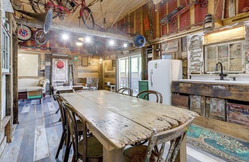 Maysville Condo | Vintage Vibes + Hot Tub Hangs: Maysville Retreat