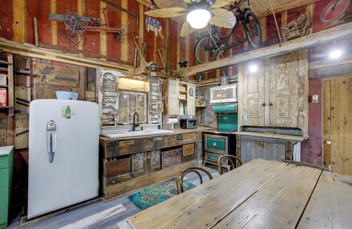Maysville Condo | Vintage Vibes + Hot Tub Hangs: Maysville Retreat