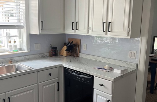 Gainesville House | Vintage Vibes 🏡, walk 1-mile to UF, huge 4BR 3BA, private lawn, 6+ 🚗 parking