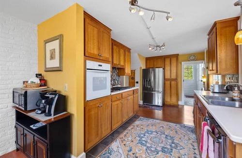 Madison House | VIP Brewery Manor, Sleeps 10, Private Hot Tub