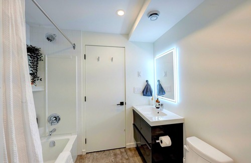 Saskatoon Downtown Hotel | VIP YXE - Varsity View | Private Bed & Bath
