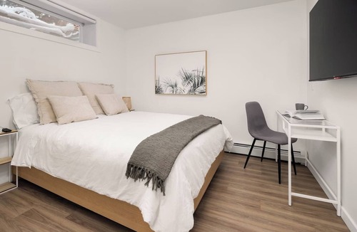 Saskatoon Downtown Hotel | VIP YXE - Varsity View | Private Bed & Bath