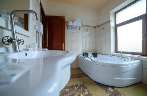 Baile Govora Bed & Breakfast | Virginia Gardens