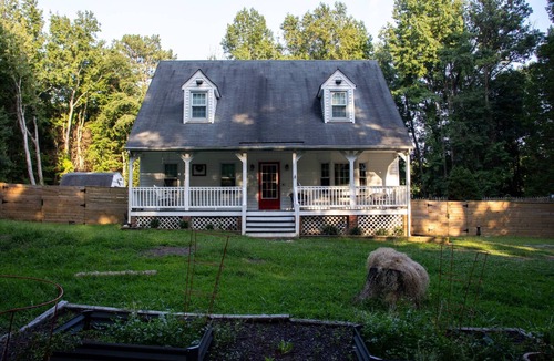 Chesterfield House | Virginia poolside Oasis: your Woodland Escape