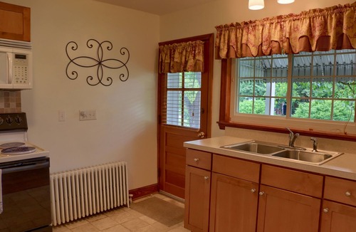 McKnightstown House | Visit our charming cottage this Fall & Winter. Enjoy the Scenery & Ski Slopes.