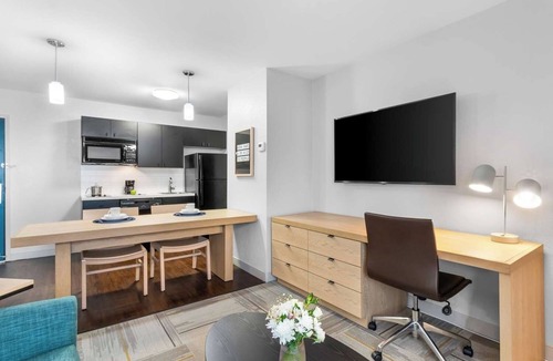 East Congress Hotel | Visit Zilker Park & Lady Bird Lake with Ease! Pet-Friendly Property!