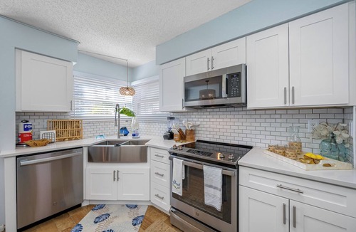 St. Petersburg Condo | 🌞Vista Verde West #139: Spacious 2BR, 2BA condo, pool, hot tub, private beach!