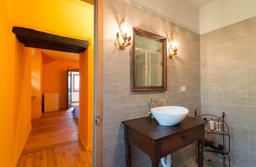 Villair-Amerique Apartment | Vivaldi Suite: Independence, Color, and History