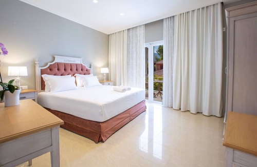 Nidri House | VK Luxury Suites - Private Parking - Adults Only