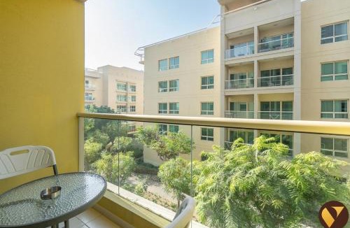 The Greens Apartment | Vogue Vacation Homes, The Greens Al Alka near Mall of the Emirates, One Bedroom Apartment with Balcony and Vibrant community View, Access to all Amenities