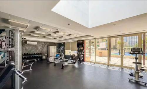The Greens Apartment | Vogue Vacation Homes, The Greens Al Alka near Mall of the Emirates, One Bedroom Apartment with Balcony and Vibrant community View, Access to all Amenities