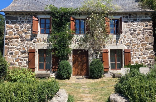 Saint-Hippolyte House | Volcanic Retreat - character house in the heart of Cantal, nature & silence.