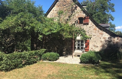 Saint-Hippolyte House | Volcanic Retreat - character house in the heart of Cantal, nature & silence.