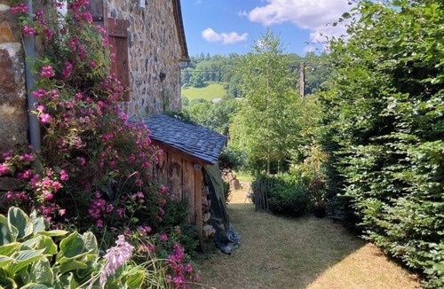 Saint-Hippolyte House | Volcanic Retreat - character house in the heart of Cantal, nature & silence.