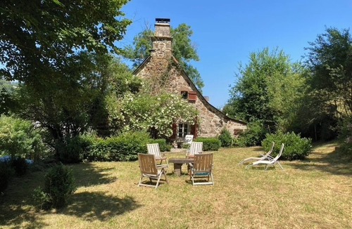 Saint-Hippolyte House | Volcanic Retreat - character house in the heart of Cantal, nature & silence.