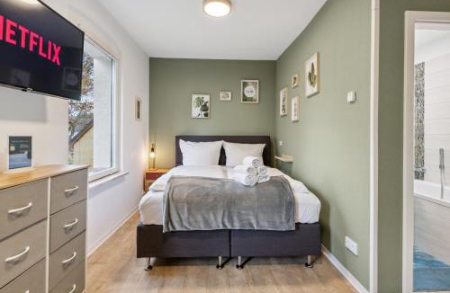 Eichwalde Apartment | Vorstadtoase - 3 Personen - Apartment mit Queensize-Bett, Badewanne, Schlafcouch, Parken, Netflix, Nähe BER