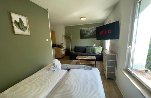 Eichwalde Apartment | Vorstadtoase - 3 Personen - Apartment mit Queensize-Bett, Badewanne, Schlafcouch, Parken, Netflix, Nähe BER