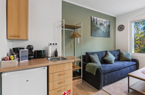 Schmoeckwitz Apartment | Vorstadtoase für 3 - Badewanne, Queensize-Bett, Netflix, Parken, Nähe BER