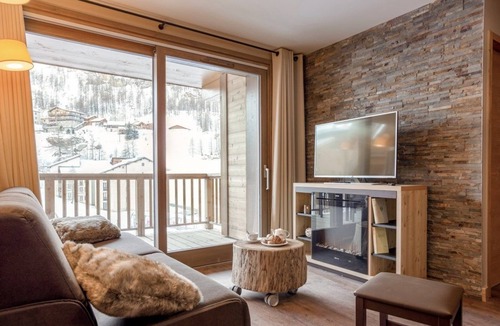 Les Boisses Condo | Vos Prochaines Vacances de Ski | Chambre Confortable avec une Cheminée + Parfait pour les Skieurs