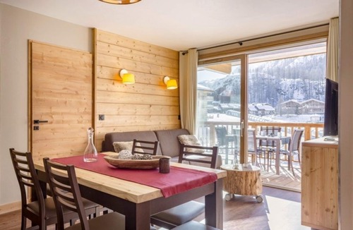 Les Boisses Condo | Vos Prochaines Vacances de Ski | Chambre Confortable avec une Cheminée + Parfait pour les Skieurs