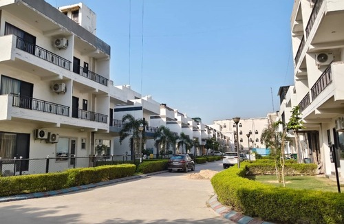 Vrindavan Hotel | Vrindavan Stays Near Burja Rd