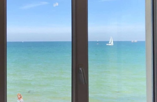 Ver-sur-Mer House | Vue Exceptionnelle en Front de Mer, 6 Personnes