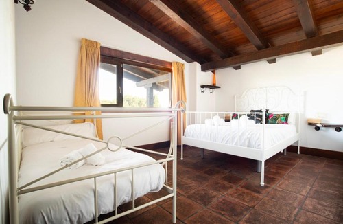 Los Angeles de San Rafael House | VUT Carrascosos, oasis familiar by Cabana Rentals