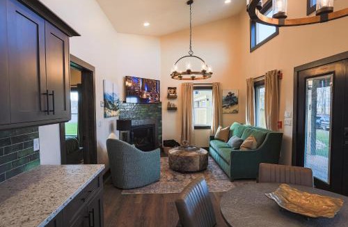 Timberline House | VVCR - Cabin 6 (1-Bed, Modern, Luxury w. Hot Tub)