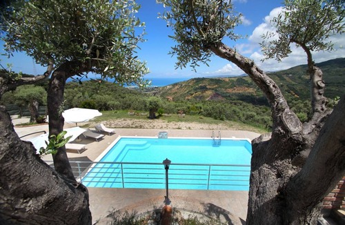 Acquedolci Villa | VVilla Cosentino is an enchanting retreat immersed in the Mediterranean nature of Sicily, where peace, privacy and authenticity come together. Surrounded by centuries-old olive trees, fruit trees and breathtaking sea views, this villa is the ideal place