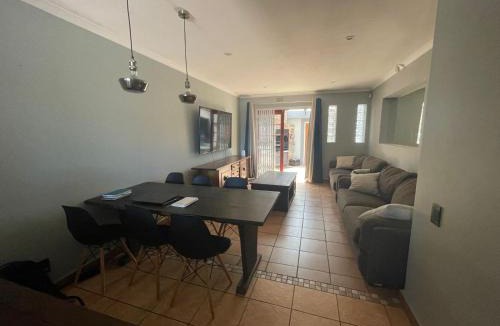Cape Town Villa | Vynhubia
