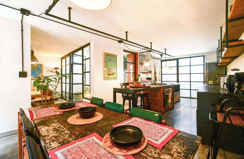 La America House | w Bright Colonial 5BR House With Balcony