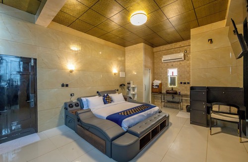 Kochi Hotel | W & H View Residency