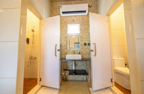 Kochi Hotel | W & H View Residency
