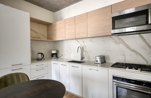 West Loop Gate Apartment | W Loop 1BR w Deck Pool Gym 3 blocks to L CHI-646