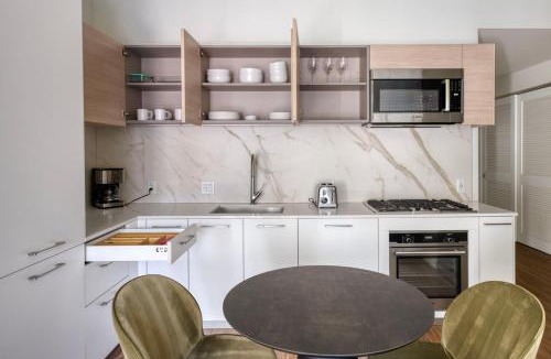 West Loop Gate Apartment | W Loop 1BR w Deck Pool Gym 3 blocks to L CHI-646