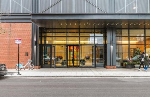 West Loop Apartment | W Loop Studio w Gym Pool Coworking nr UIC CHI-397