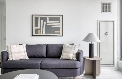 West Loop Apartment | W Loop Studio w Gym Pool Coworking nr UIC CHI-439