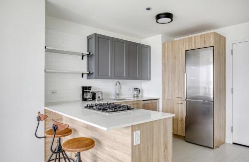 West Loop Apartment | W Loop Studio w Gym Pool Coworking nr UIC CHI-439