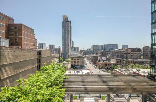 West Loop Apartment | W Loop Studio w Gym WD 3 blocks to L CHI-675