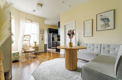 Uptown Apartment | W3 - Spacious 2BR Apt + Free On-site Parking