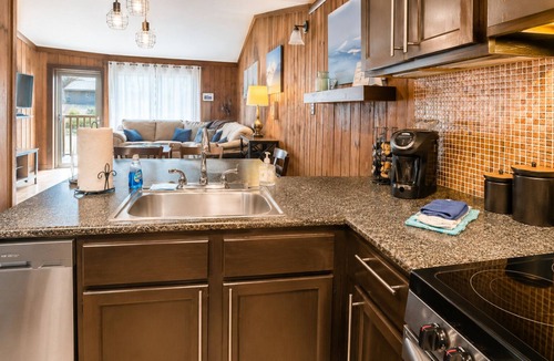 Snowshoe Condo | Wabasso 16, Walk to Upper Flume, Cozy 2BR/2BA Retreat, Covered Parking