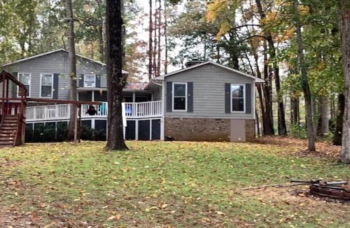 Milledgeville House | Wacky Zackys' Lakehouse Resort Multiple Family waterfront Home w/boat dock