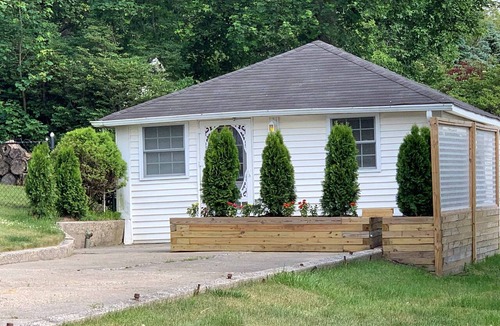 Wading River House | Wading River Beach Studio | Steps to Shore, Sleeps 2