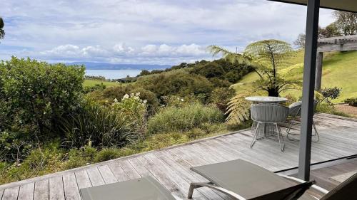 Waiheke Island Ski Chalet | Waiheke Luxury Blue and Green Rooms