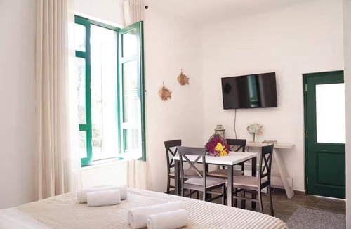 Tomicici Apartment | Waikiki Beach House Apartments Studio