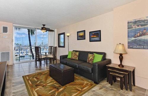Waikiki Condo | Waikiki Marina-Front Condo! Ocean & Fireworks View, Central AC, Full Kitchen!