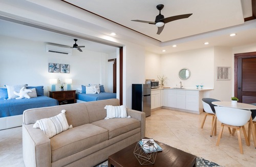 Kuliouou - Kalani Iki House | Wailupe Seaside Haven: Beachfront Luxury Home w/Pool & in City Proximity