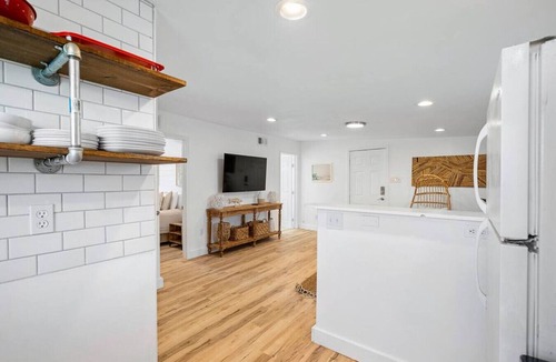 Surfside Beach House | Wait ‘n Sea|BeachBox| Walk to Beach|Large Deck!